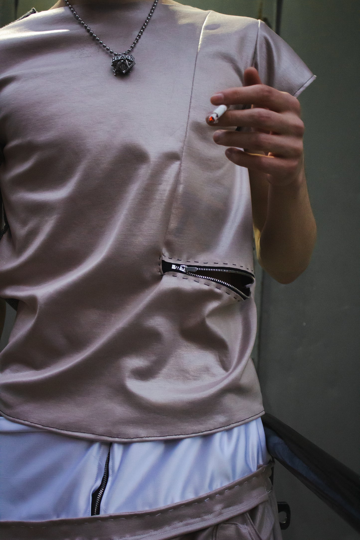 t-shirt zippé sur le côté